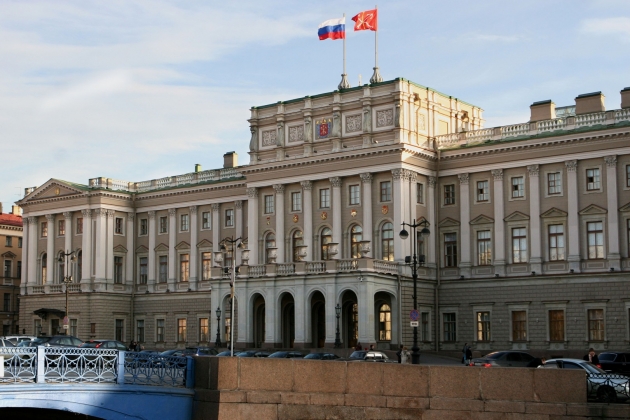 Оппозиционеры выступили против «холуйской» Общественной палаты в Петербурге