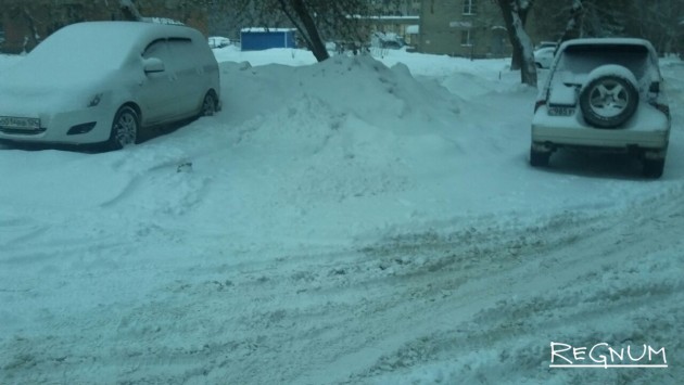 В Новосибирске снег убирают, но люди все равно ходят по сугробам