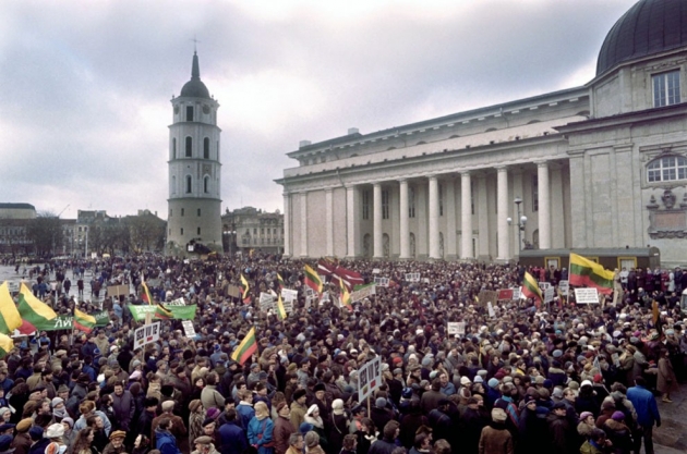 Литовцы с флагами в центре Вильнюса 10 января 1990 года во время демонстрации за независимость страны 