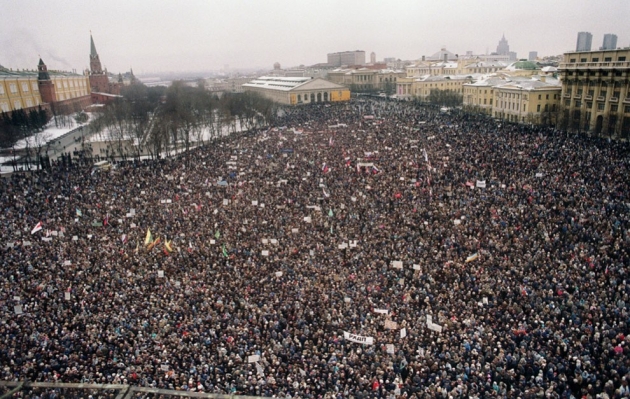 Около 100 000 демонстрантов находятся у Кремля в Москве, 20 января 1991 года. Многие призывали к отставке Михаила Горбачева 
