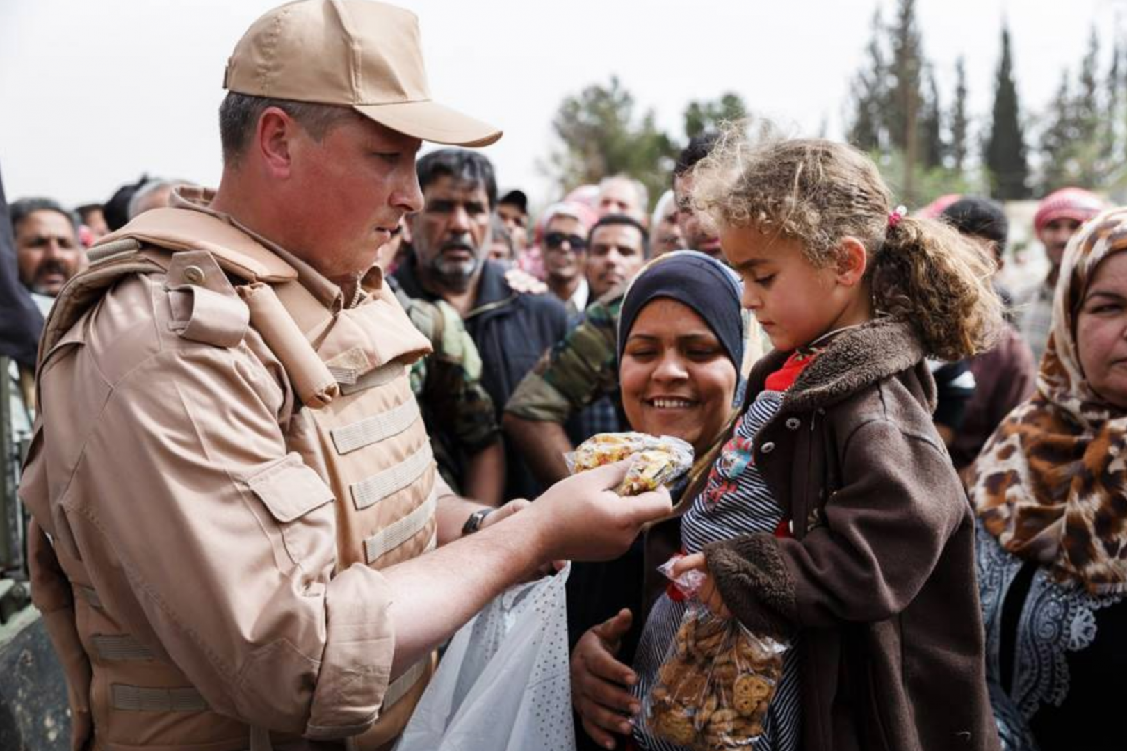 Люди которые помогли россии. Сирия гуманитарная помощь Россия. Российские солдаты и сирийские дети. Российские военные и мирные жители. Сирийские мирные жители.