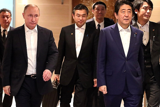 Путин и Абэ обменялись подарками по завершении первого дня переговоров