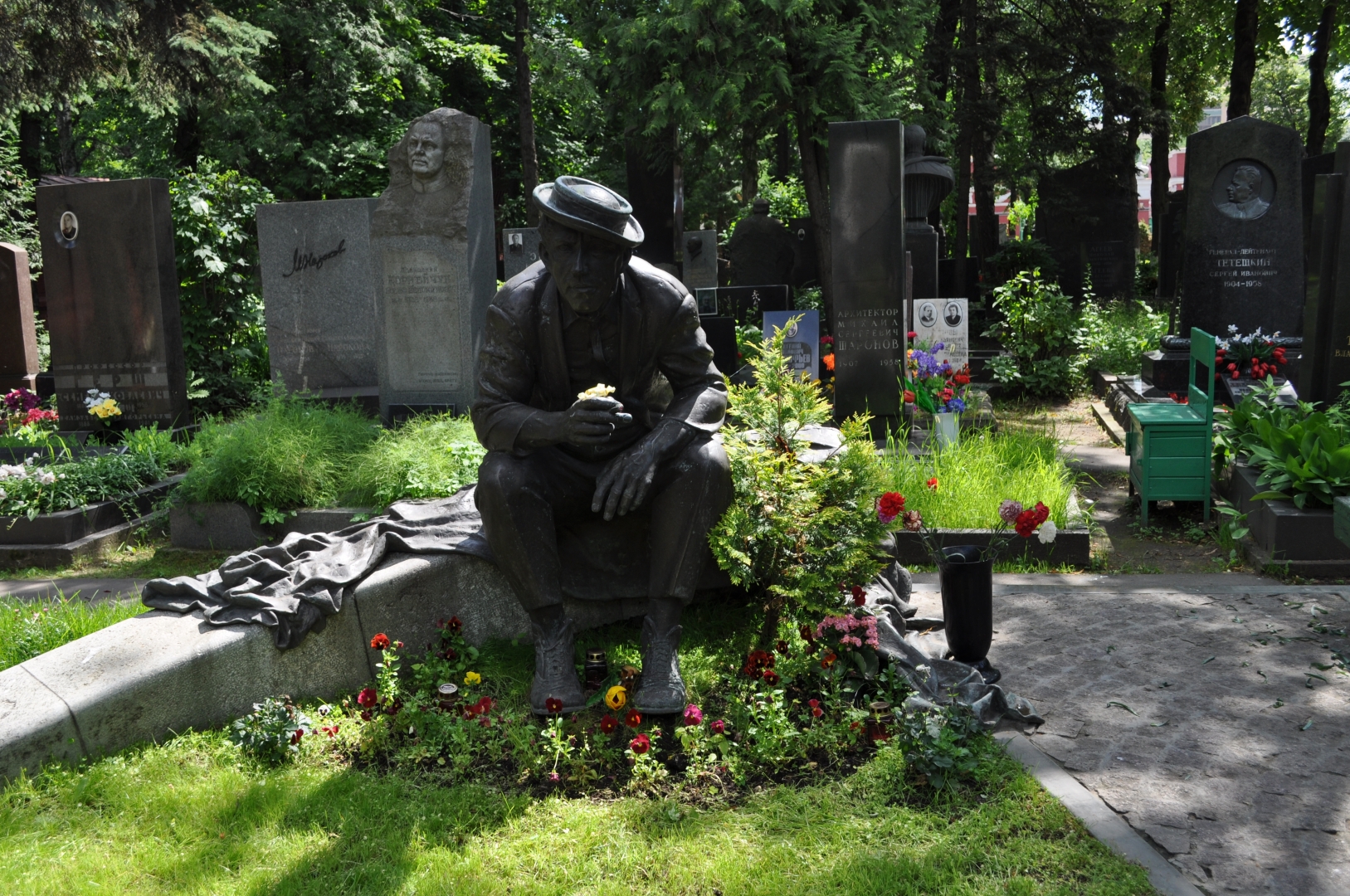 Памятник ельцину на новодевичьем кладбище фото