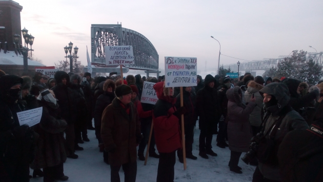 Жители Новосибирска вышли на митинг, требуя отменить постановление о росте тарифов на услуги ЖКХ на 15%