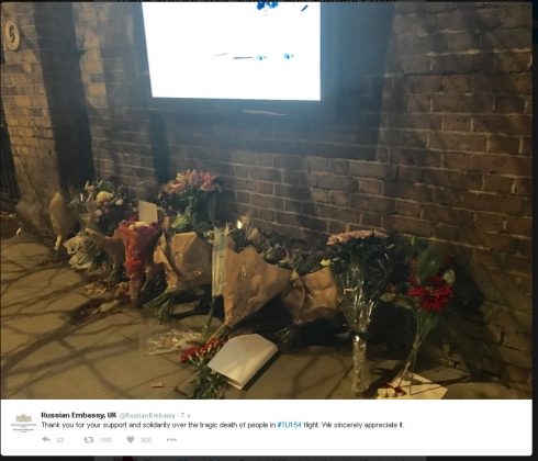 В Лондоне несут цветы к посольству РФ в память о жертвах крушения Ту-154