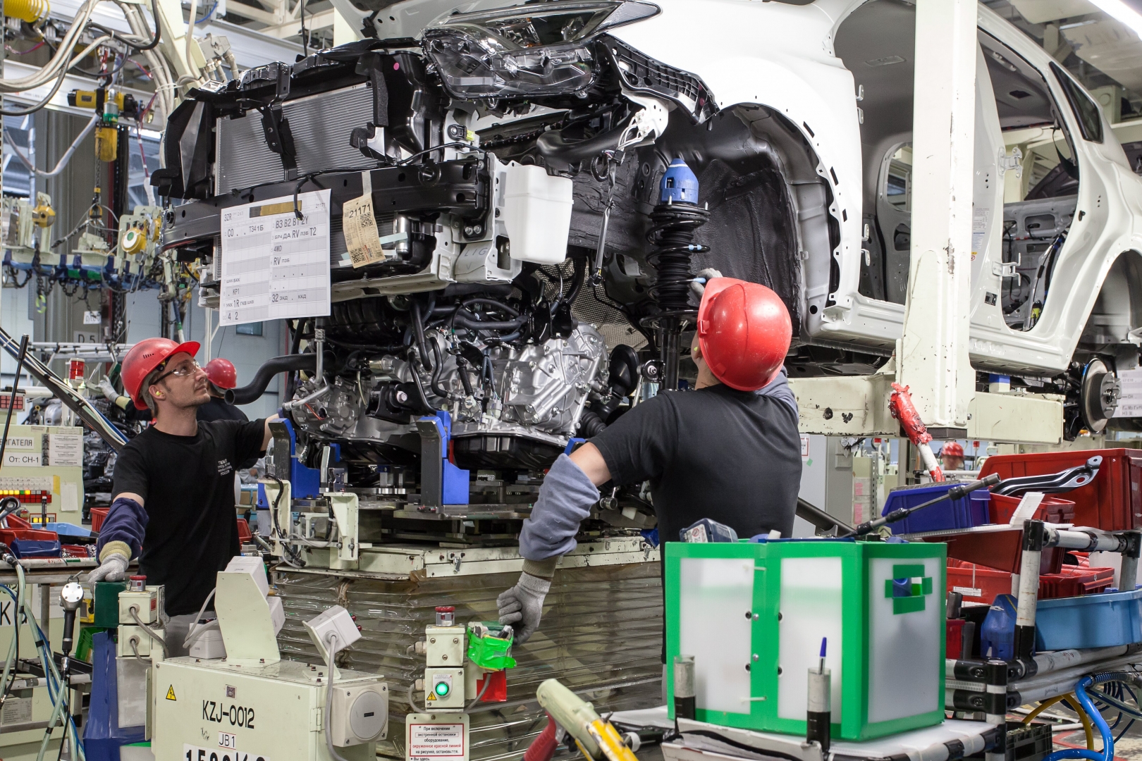 Вакансии заводов петербурга. Toyota Camry zavod. Toyota Motor Manufacturing Russia. Работники завода Тойота. Автомобильный завод в Шушарах.