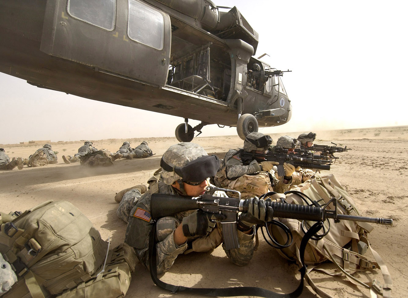 Солдат с пулеметом из вертолета скачать