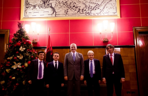 Албания напишет программу для албанских партий Македонии