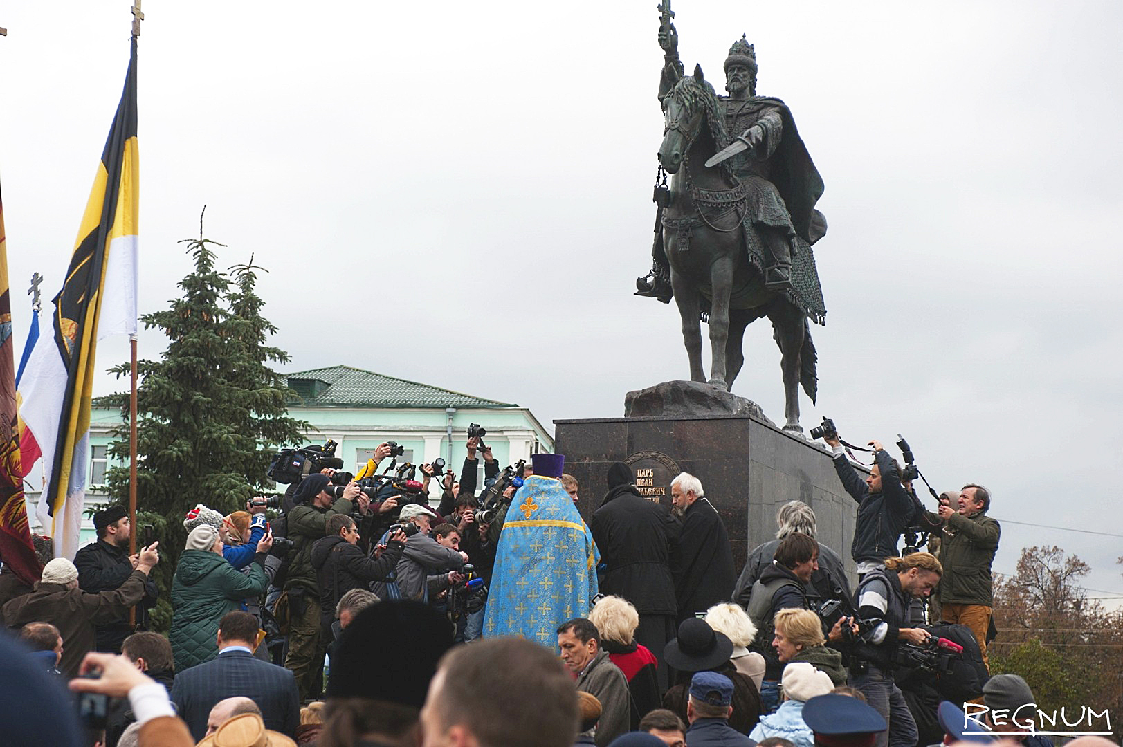 Памятник ивану грозному в александрове фото