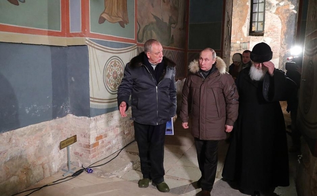 Президенту показали ход реставрации Георгиевского собора Юрьева монастыря