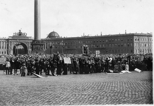 Дворцовая площадь в Санкт-Петербурге во время провозглашения Манифеста об объявлении войны. 2 августа 1914