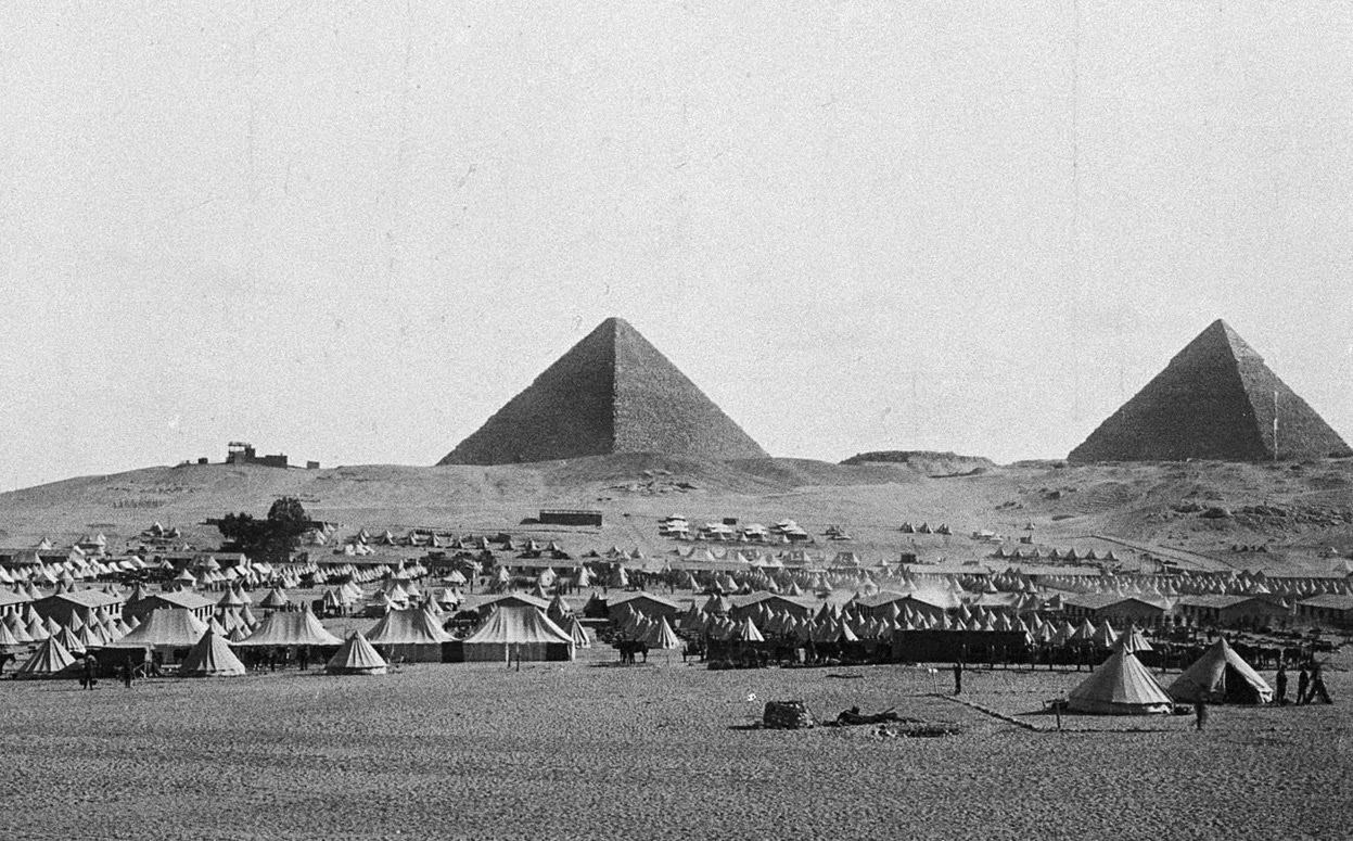 Военный лагерь у Пирамид