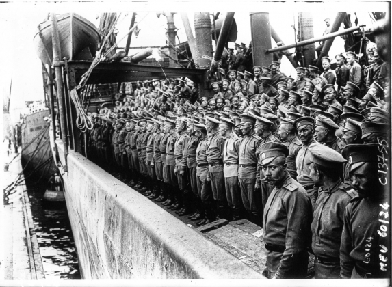 Корабль с российскими солдатами прибывает в Марсель, Франция
