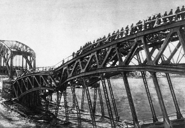 Разрушенный железнодорожный мост недалеко от Риги