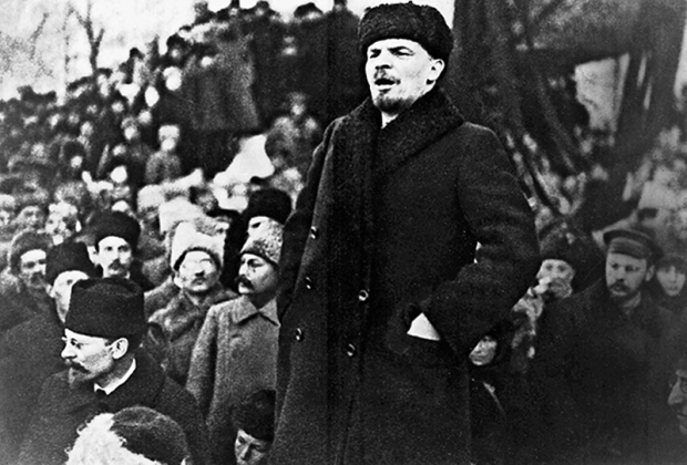 Ленин выступает на митинге с речью