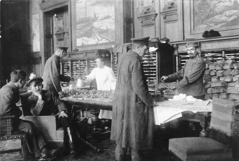 Раздача хлеба в Рейхстаге. Ноябрь 1918