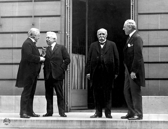 «Большая четвёрка» (Дэвид Ллойд Джордж, Витторио Орландо, Жорж Клемансо, Вудро Вильсон) во время заключения Версальского мирного договора. 27 мая 1919
