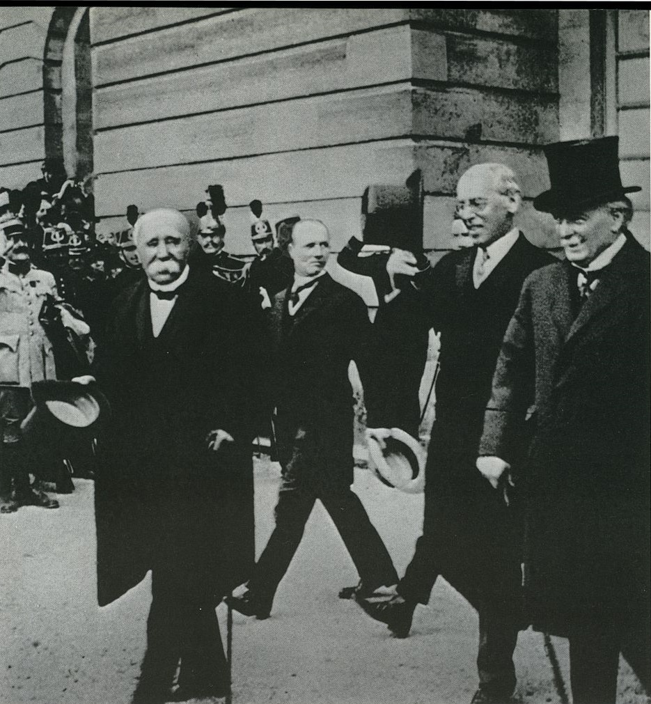 Жорж Клемансо,  Вудро Вильсон и  Дэвид Ллойд Джордж во время заключения Версальского договора. 1919