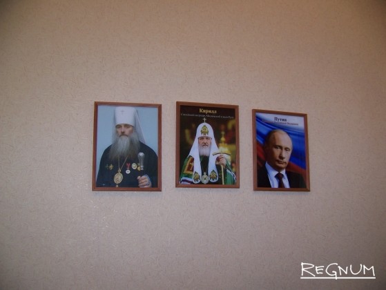 Портреты вождей в кабинете директора Православной гимназии во имя Иоанна Кронштадтского Николая Афонина