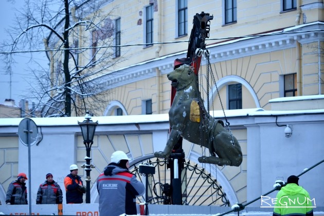 Грифон занимает свое место в кузове 