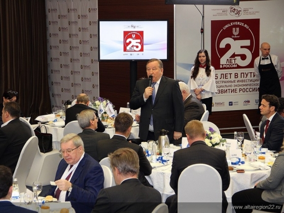 Губернатор Александр Карлин выступает на одном из мероприятий Гайдаровского форума