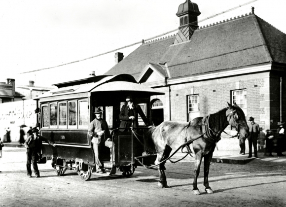 Трамвай, движимый лошадью. 1894