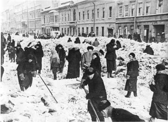 Жители блокадного Ленинграда на уборке улиц от снега, 1942