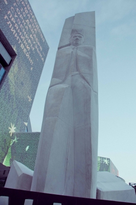 Екатеринбург, «Ельцин-центр». Памятник