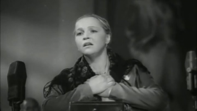 «Вот стою я перед вами, простая баба, мужем битая...» Кадр из фильма А.Зархи и И.Хейфеца «Член правительства» (1939)