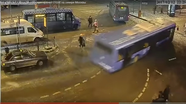 ‍Видео с врезавшимся в столб автобусом в Москве появилось в Сети