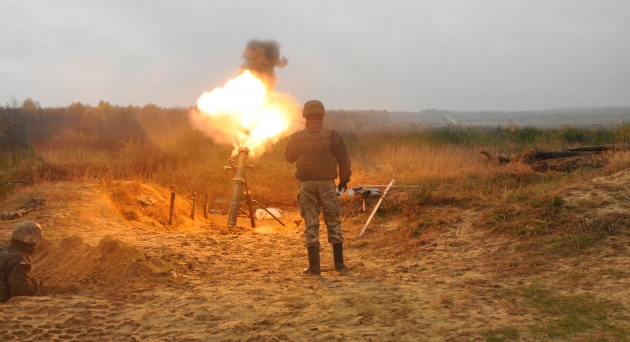 Украинский солдат стреляет из миномета