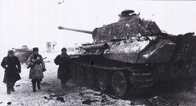Поврежденный танк Пантера захваченный советскими войсками
