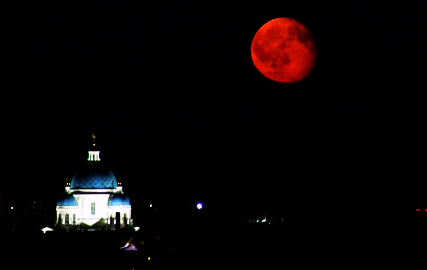 Песни красная луна. Кровавая Луна Питер. Красная Луна. Красная Луна в Питере. Большая красная Луна.