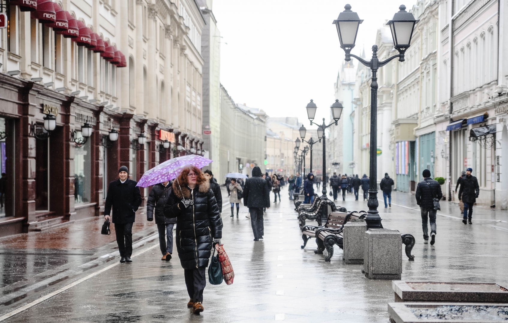 Жить в реальном времени. Люди на улице. Дождливая Москва. Люди в городе. Люди на улице города.