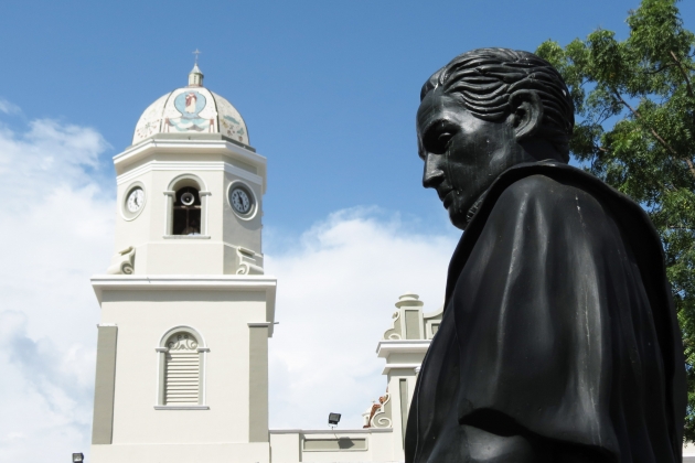 Памятник Симону Боливару на площади Венесуэлы в Каракасе
