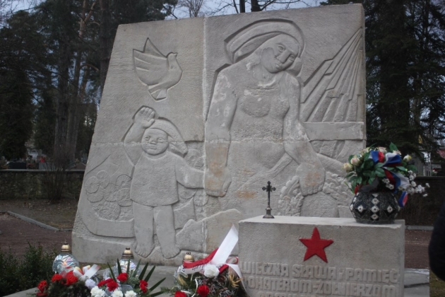 Памятник в Кельце: «Вечная слава и память героям-солдатам Советской армии»