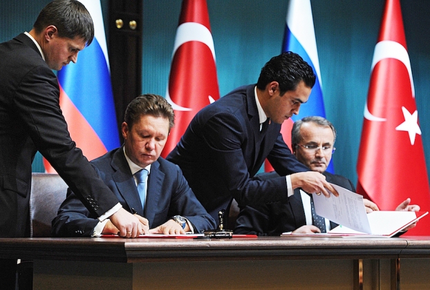 Алексей Миллер и генеральный директор Botas Мехмет Конук подписывают меморандум о взаимопонимании по строительству газопровода «Турецкий поток». 1 декабря 2014 года