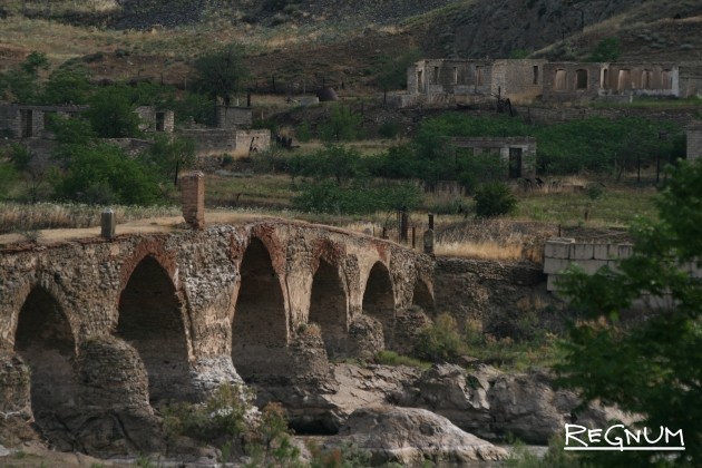 Худаферинские мосты и одноименная ГЭС. Вид с иранского берега Аракса  