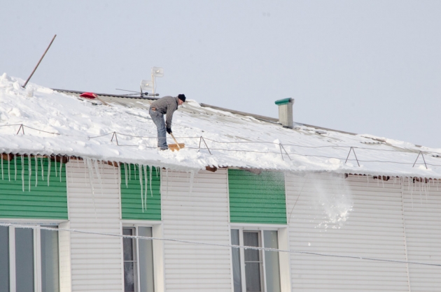 В Камне-на-Оби починили крышу, обрушившуюся под толщей снега