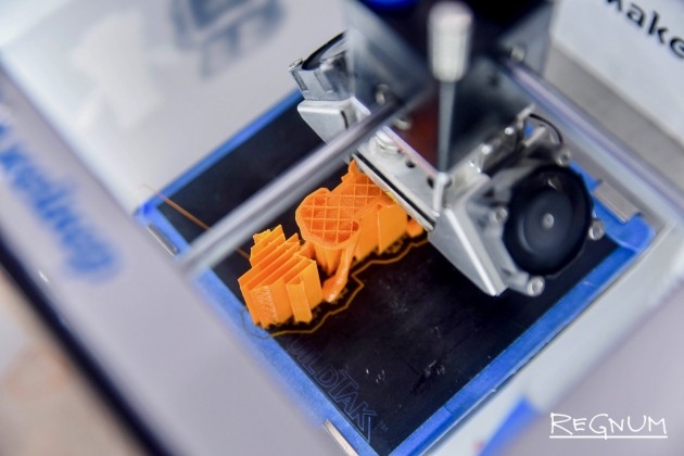 3D-принтер, печатающий пластиком