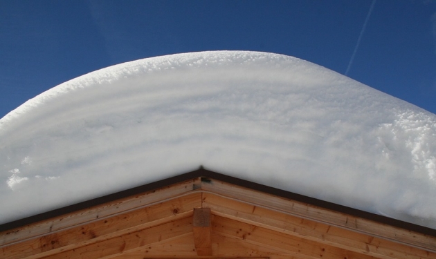  В Прикамье под тяжестью снега обрушилась крыша жилого дома