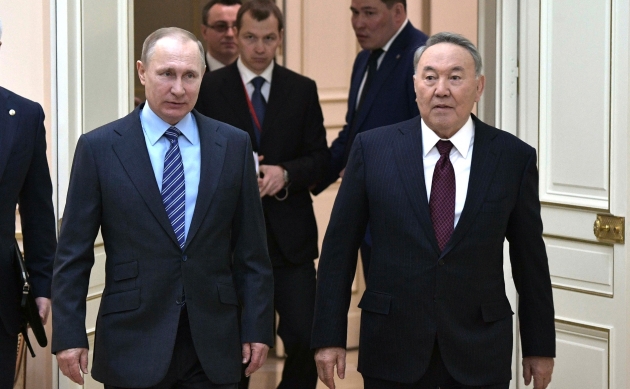 Путин провел телефонный разговор с Назарбаевым