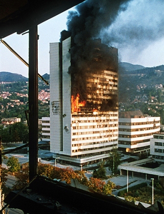 Горящее здание парламента в центре Сараево. 1992 