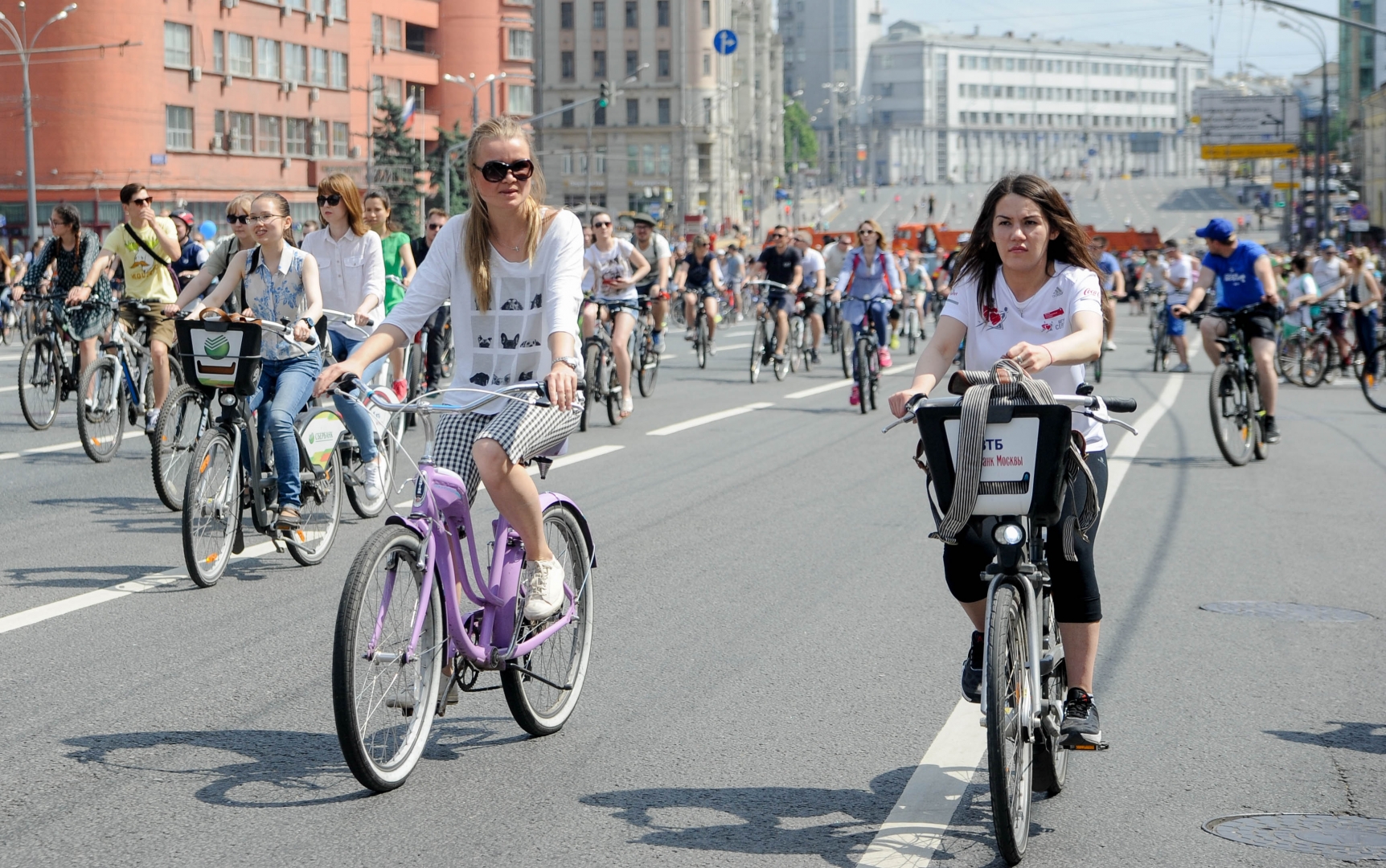 Москва едет на работу. Евросоюз велосипед. Аргентина велосипед. Велосипед сегодня. Нищий на велосипеде.