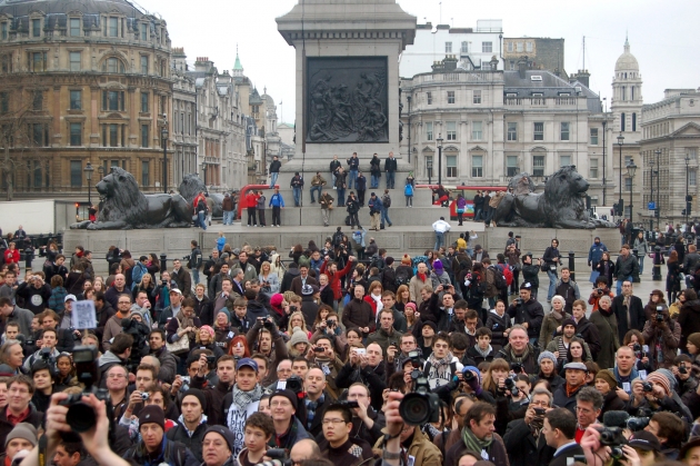 На Трафальгарской площади сотни британцев почтили память жертв теракта