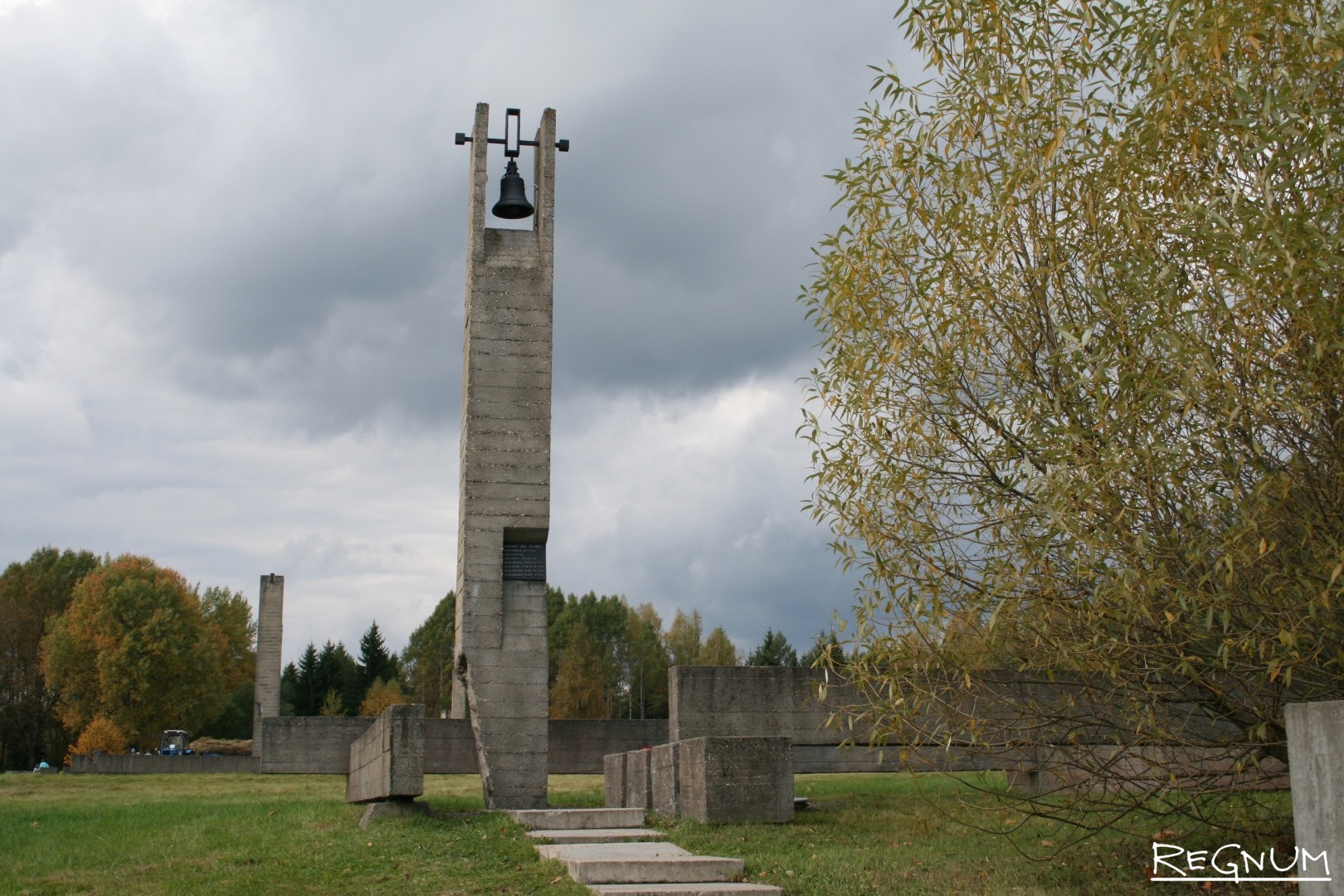 Звон хатыни. Хатынь мемориальный комплекс. Хатынь памятник. Стела Хатынь. Деревня Хатынь.