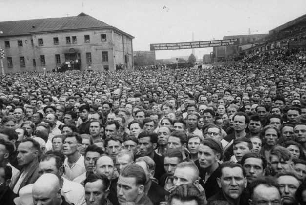 Митинг рабочих Завода имени Лихачева. 1956