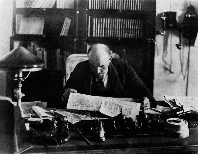 Ленин читает газету. 1918 - ИА REGNUM
