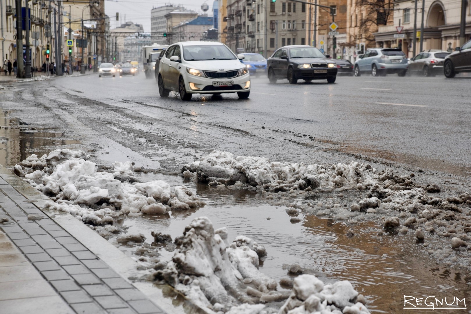 снег в москве весной