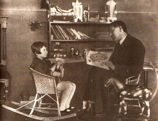 Корней Чуковский с дочкой Мурой. 1925